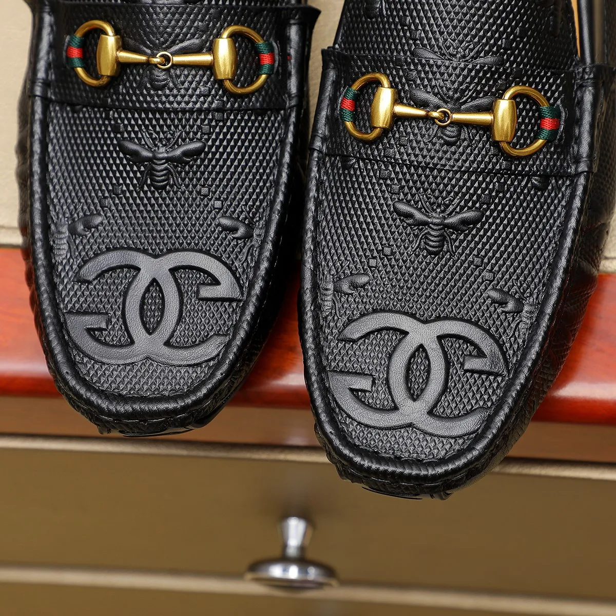 Men's shoes💰380💰🕷🕷️【 GUCCI 】Gucci's best-selling trendy men's casual slip-on shoes 🇨🇳Official website original 1:1 mold 💯Original quality, fine workmanship ☘Fashionable and versatile, perfect shape, comfortable on the feet 🍓Trendy men's recommended model, imported cowhide on the top layer 🎋High-quality pigskin lining, rubber wear-resistant and non-slip outsole, high-end atmosphere, worth owning 🍉Optional 38-44